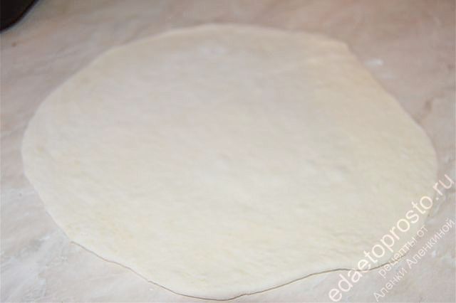 Раскатать тесто на припыленной мукой поверхности с помощью скалки