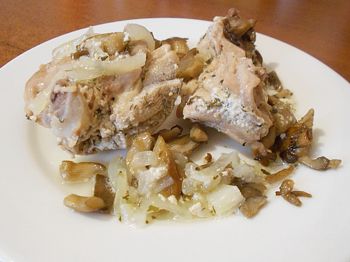 на фото кусочки вкусной курицы с грибами на тарелке