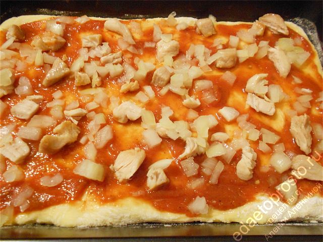 добавим немного мелко нарубленного лука, пошаговое фото приготовления пиццы с курицей
