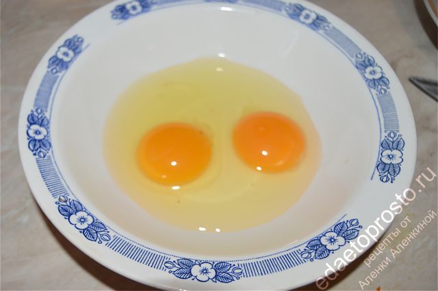 В отдельную глубокую тарелку разбить два яйца