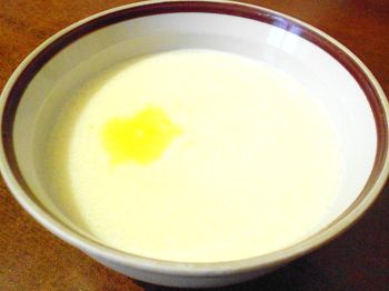 фото вкусной манной каши с маслом в тарелке