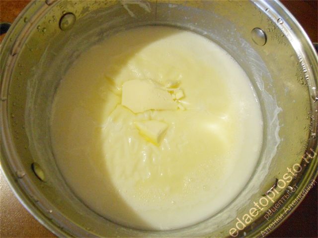 манная каша. фото готового блюда со сливочным маслом
