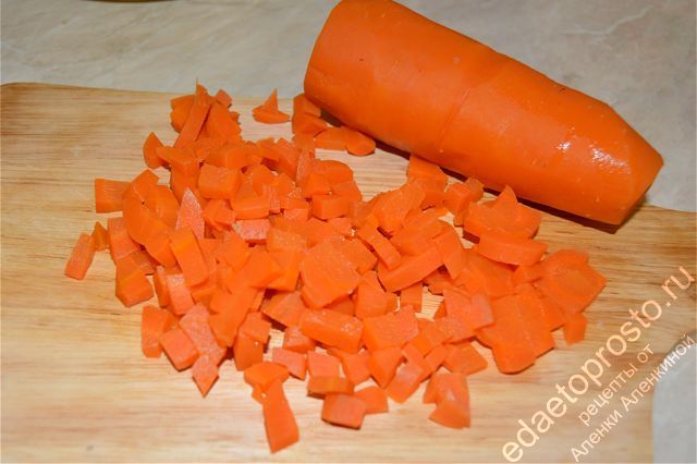 Одну морковь оставить на украшение. Вторую порезать мелкими кубиками