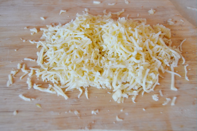 Приготовить сыр, натереть сквозь мелкую терку