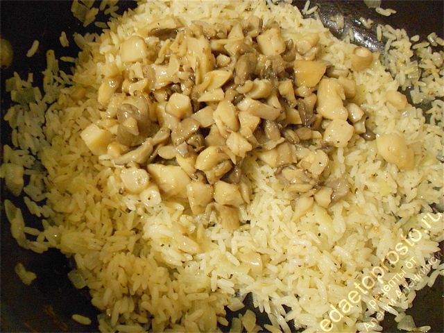 Высыпаем к рису жареные грибы, пошаговое фото  приготовления ризотто с грибами