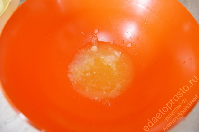 Влить свежевыжатый апельсиновый сок