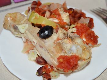 фото вкусной курицы с помидорами на тарелке