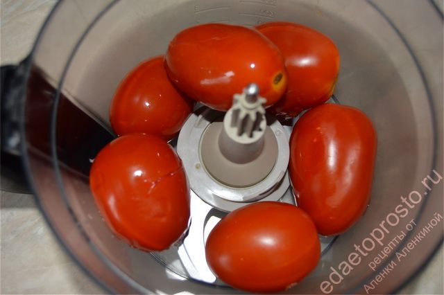 Консервированные помидоры поместить в чашу кухонного комбайна