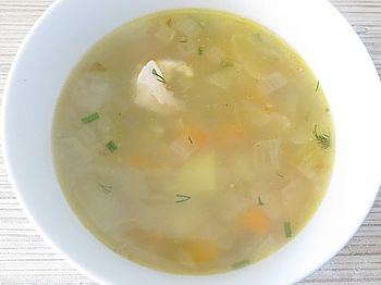 фото вкусного супа с курицей в тарелке