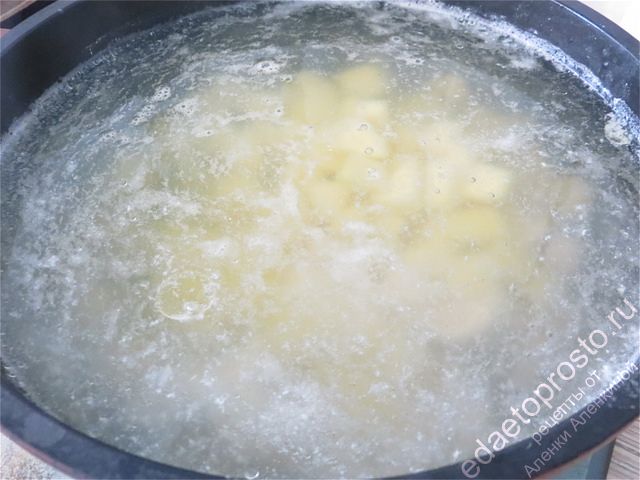 Закладываем картофель в кастрюлю