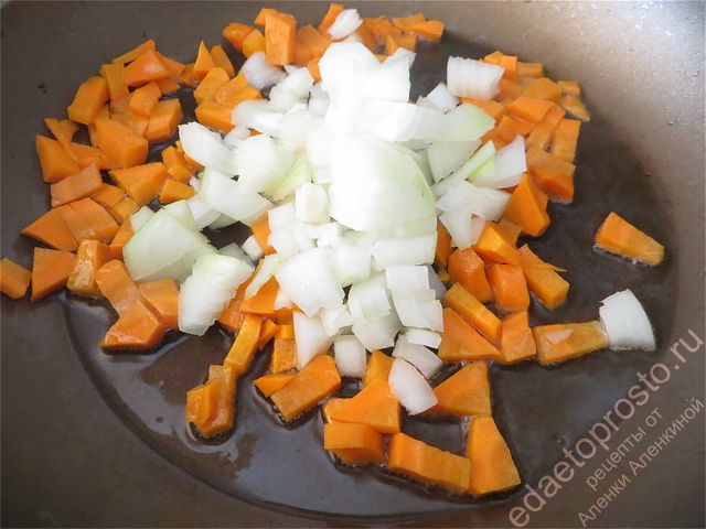 Добавляем лук к морковке