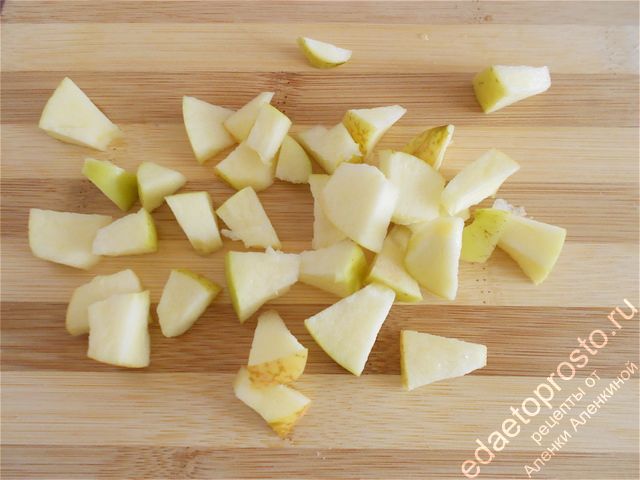 Нарезаем яблоки мелкими кусочками