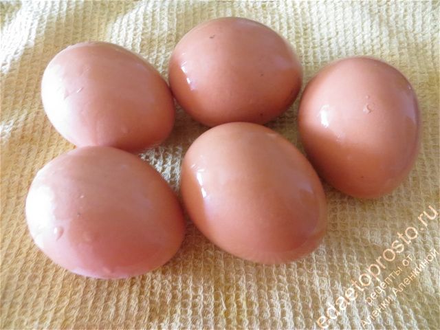 Кладем яйца обсыхать на вафельном полотенчике