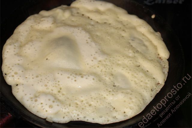 Дрожжевое тесто для блинов равномерно распределить по поверхности сковороды, фото приготовления