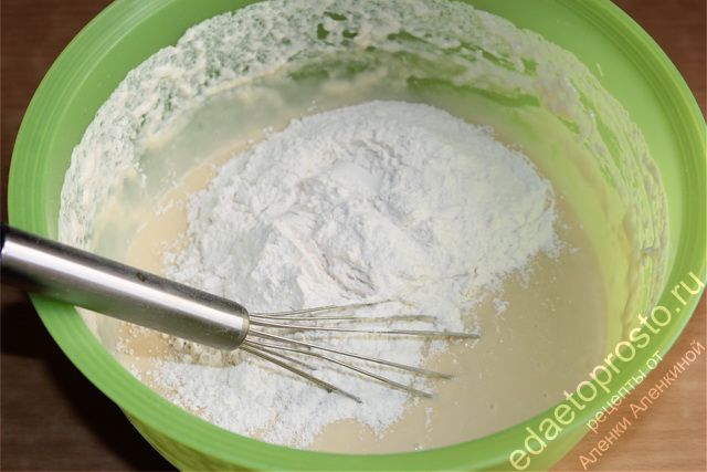 добавить оставшуюся муку, сахарный песок и соль