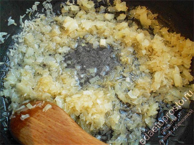 Отливаем полстакана бульона и добавляем его в сковороду к рису