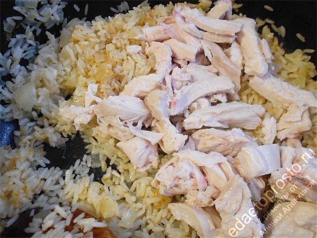 Перекладываем кусочки куриного мяса к рису