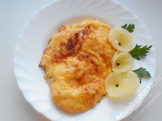 фото готовой куриной грудки с ананасами - сыр расплавился золотистой корочкой