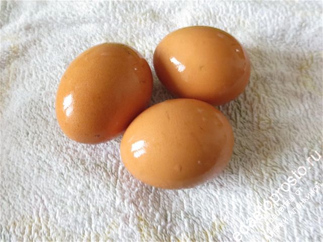 Оставляем яйца сохнуть на полотенце