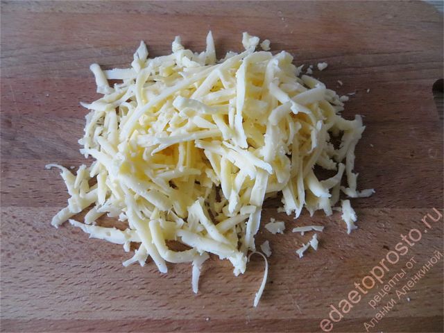 Берем крупную терку и натираем сыр, пошаговое фото яичницы с сыром