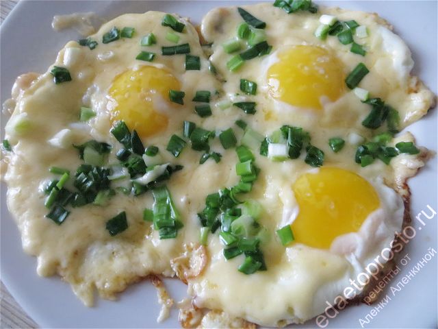 яйца с сыром выкладываем на тарелку