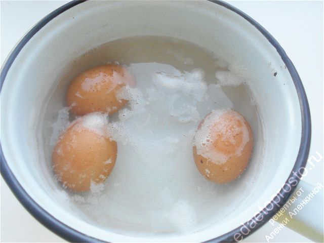 в процессе варки яиц добавьте в воду соль