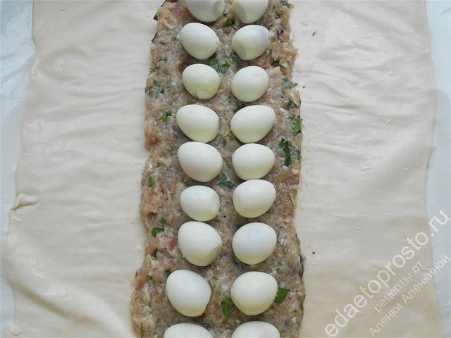 Перепелиные яйца выкладываем по всей поверхности мясной начинки