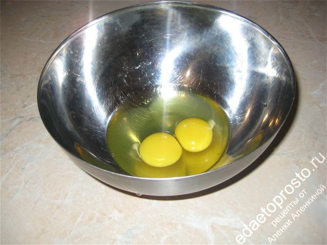 Яйца разбиваем в отдельную миску