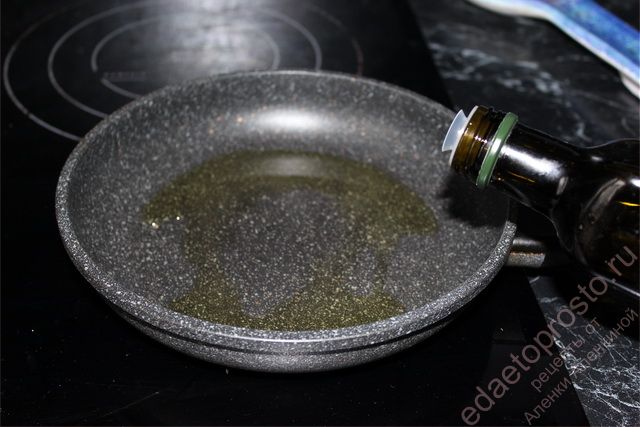 Сковороду нагреть с оливковым маслом