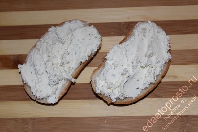 На ломтик хлеба намазать толстый слой творожного сыра с семгой