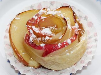 фото вкусных розочек из яблок в слоеном тесте в духовке