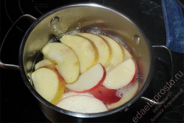 Яблоки опустить в кипящий сироп на 2-3 минуты