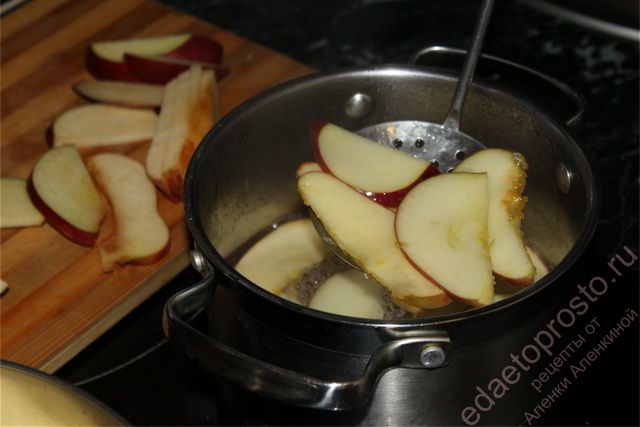порцию яблок выложить в подготовленную емкость при помощи шумовки