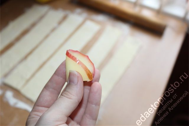 Остывшие дольки яблок должны быть пластичными