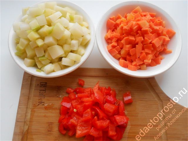 режем морковь, кабачок и сладкий перец