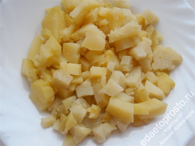 Картофель режем кубиком среднего размера
