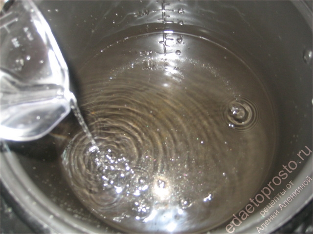 В чашу мультиварки наливаем воду
