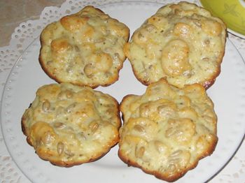 фото вкусного печенья из кукурузных хлопьев на блюдце