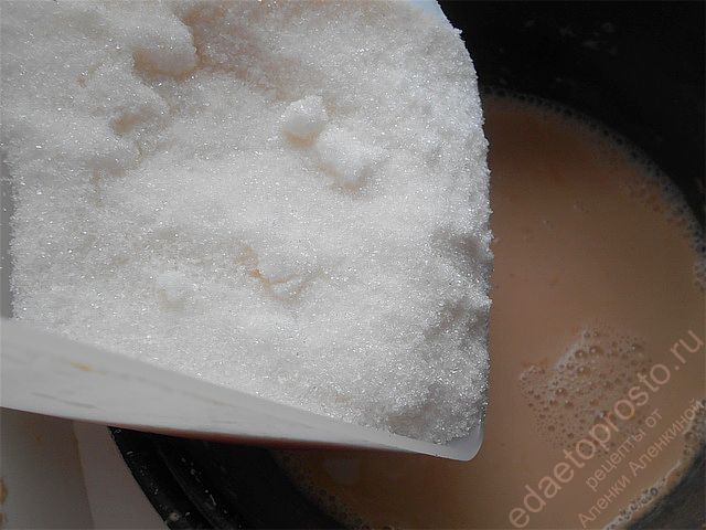 отправляем в чашу сахар и хорошо перемешиваем, пошаговое фото приготовления домашней сгущенки