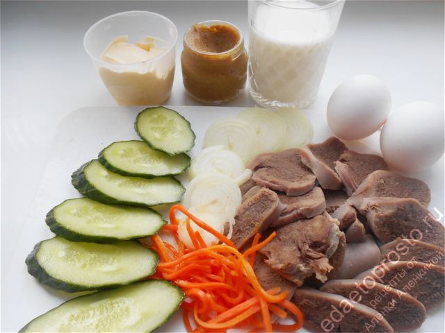фото исходных продуктов для приготовления салат—коктейля с огурцами и языком