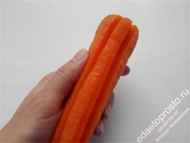 сделаем на моркови продольные надрезы по кругу