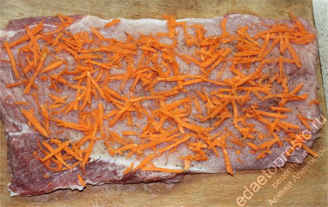 Морковь разложить поверх свинины тонким слоем