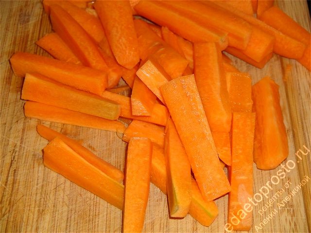 Морковь с сельдереем вымойте