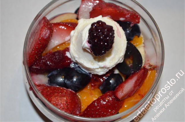 Заправить сладким или натуральным йогуртом, пошаговое фото фруктового салата