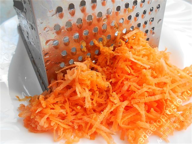 морковь трем на самой мелкой терке и оставляем в стороне