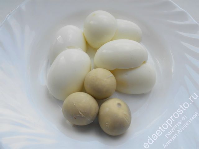 Готовые яйца чистим и отделяем желтки и белки