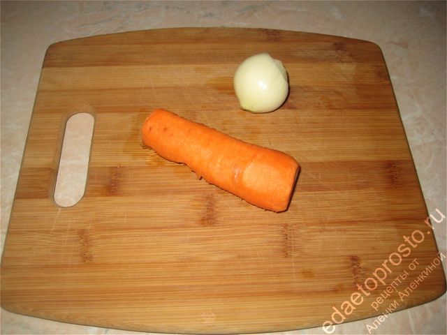 Очищаем лук и морковь