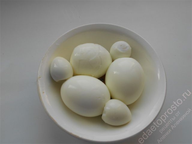 яйца, включая перепелиные, очистить от скорлупы