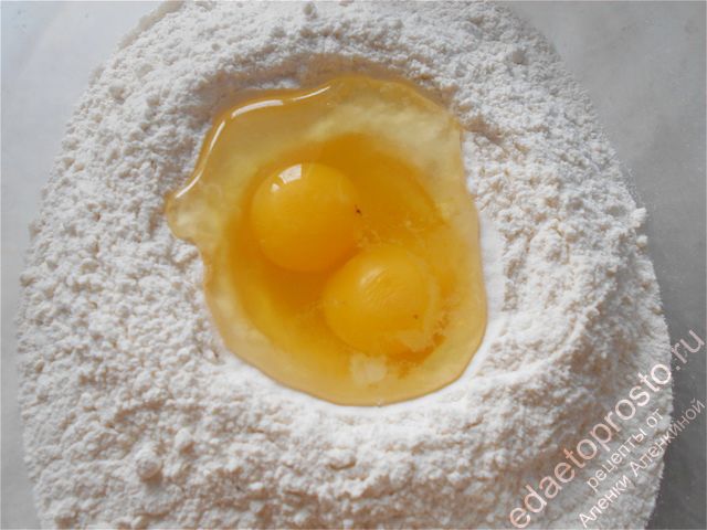 добавляем к муке 1–2 яйца