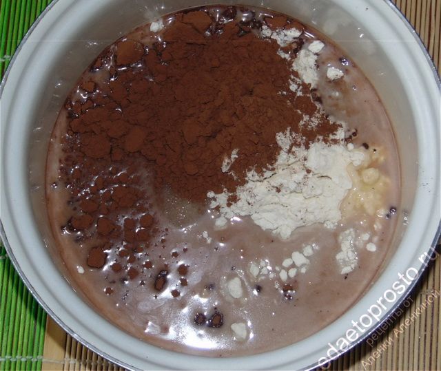 смешать сахар, муку, какао, добавить половину указанного объёма молока